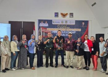 Sejumlah pengurus Koperasi Kelurahan Merah Putih Kota Pematangsiantar foto bersama dengan pemateri AKP Rudianto dan Erwin Sinaga (batik hitam).(Simantab/ist)