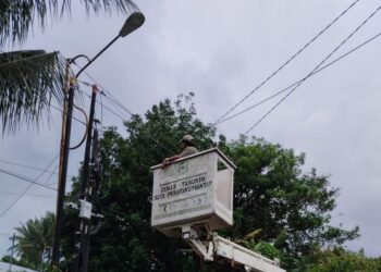 Petugas Dinas PKP Kota Pematangsiantar memperbaiki lampu jalan menggunakan armada sky lift yang kondisinya tampak usang.(Simantab/Putra Purba)