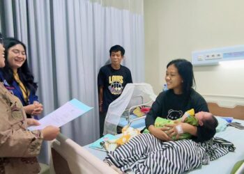 Kadisdukcapil Kabupaten Simalungun, Tiarli E Sinaga (kiri) bekerjasama dengan manajemen RS Efarina untuk penyerahan adminduk warga Simalungun, Kamis (30/10/2025).(Simantab/ist)