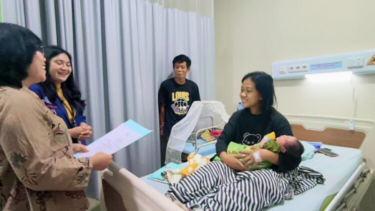 Kadisdukcapil Kabupaten Simalungun, Tiarli E Sinaga (kiri) bekerjasama dengan manajemen RS Efarina untuk penyerahan adminduk warga Simalungun, Kamis (30/10/2025).(Simantab/ist)