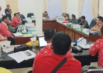 Rapat dengar pendapat mutasi dua ASN tanpa penjelasan SOP di Komisi I DPRD Pematangsiantar.(Simantab/Putra Purba)