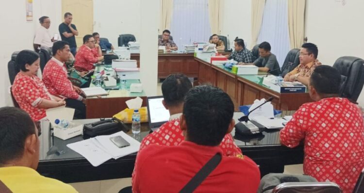 Rapat dengar pendapat mutasi dua ASN tanpa penjelasan SOP di Komisi I DPRD Pematangsiantar.(Simantab/Putra Purba)