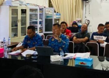 Simon Tarigan (tidak memakai kacamata baju Korpri) dan Suhendri Ginting (baju Korpri) saat ikuti RDP yang digelar Komisi 1 DPRD Kota Pematangsiantar.(Simantab/Putra Purba)