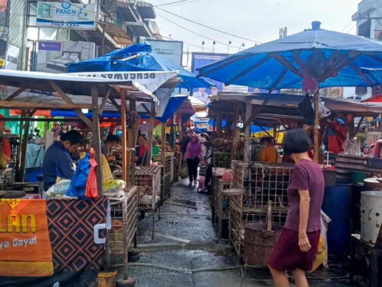 Hingga kini, ratusan pedagang eks Gedung IV Pasar Horas masih bergantung pada lapak sementara di Jalan Merdeka bawah sambil menunggu kepastian anggaran dari Pemko Pematangsiantar.(Simantab/Putra Purba)