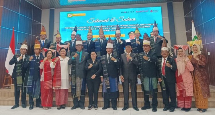 Foto bersama para pejabat eselon II Pemko Pematangsiantar yang dilantik di Ruang Serbaguna, Rabu (19/11/2025), sore.(Simantab/Putra Purba)