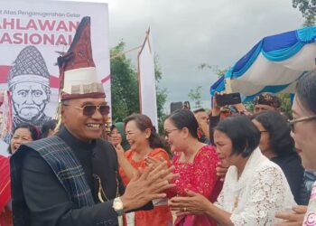 Bupati Simalungun, Anton Achmad Saragih bersama masyarakat dan Ihutan Bolon Saragih Garingging Boru Pakon Pananggolan (IBHSGBP) dalam acara Syukuran dan Pesta Rakyat atas penganugerahan gelar Pahlawan Nasional kepada Tuan Rondahaim Saragih, Selasa (25/11/2025).(Simantab/Putra Purba)