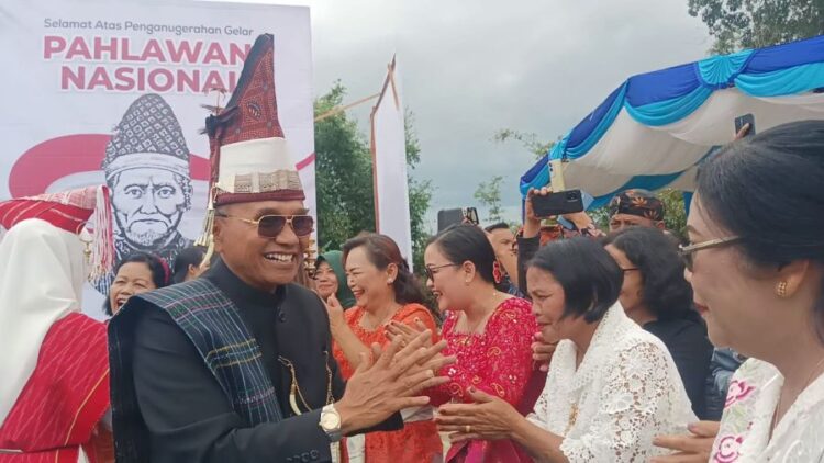 Bupati Simalungun, Anton Achmad Saragih bersama masyarakat dan Ihutan Bolon Saragih Garingging Boru Pakon Pananggolan (IBHSGBP) dalam acara Syukuran dan Pesta Rakyat atas penganugerahan gelar Pahlawan Nasional kepada Tuan Rondahaim Saragih, Selasa (25/11/2025).(Simantab/Putra Purba)