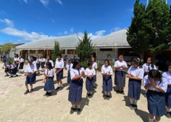 Siswa SMP Negeri 2 Silimakuta tampak antusias berlatih tarian tradisional Simalungun di halaman sekolah. Gerak dan irama menjadi bagian dari upaya menjaga warisan budaya lewat pembelajaran muatan lokal yang tengah disusun Dinas Pendidikan Simalungun.(Simantab/Putra Purba)