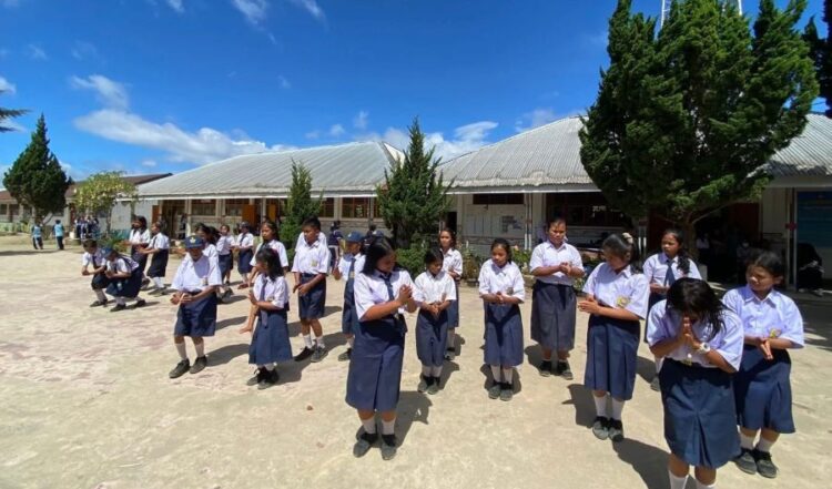 Siswa SMP Negeri 2 Silimakuta tampak antusias berlatih tarian tradisional Simalungun di halaman sekolah. Gerak dan irama menjadi bagian dari upaya menjaga warisan budaya lewat pembelajaran muatan lokal yang tengah disusun Dinas Pendidikan Simalungun.(Simantab/Putra Purba)