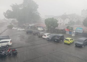 Hujan deras mengguyur Kota Pematangsiantar aktivitas warga sempat melambat.(Simantab/Putra Purba)