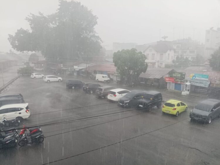 Hujan deras mengguyur Kota Pematangsiantar aktivitas warga sempat melambat.(Simantab/Putra Purba)