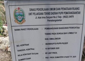Papan proyek tanpa nilai kontra jadi sorotan warga.(Simantab/Putra Purba)
