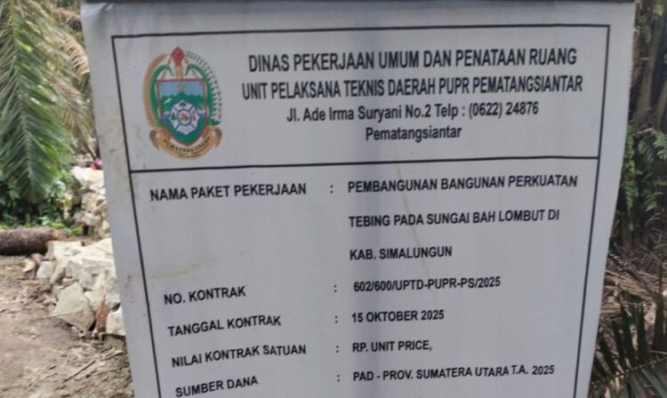 Papan proyek tanpa nilai kontra jadi sorotan warga.(Simantab/Putra Purba)