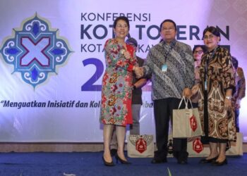 Momen keakraban Wali Kota Pematangsiantar (kanan) dan Wali Kota Singkawang (kiri) saat berjabat tangan di Konferensi Kota Toleran, sebagai simbol kolaborasi lintas kota untuk memperkuat toleransi serta kota yang inklusif. (Simantab/ist)