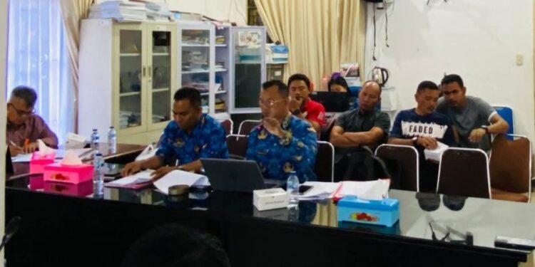 Simon Tarigan (tidak memakai kacamata baju Korpri) dan Suhendri Ginting (baju Korpri) saat ikuti RDP yang digelar Komisi 1 DPRD Kota Pematangsiantar.(Simantab/Putra Purba)