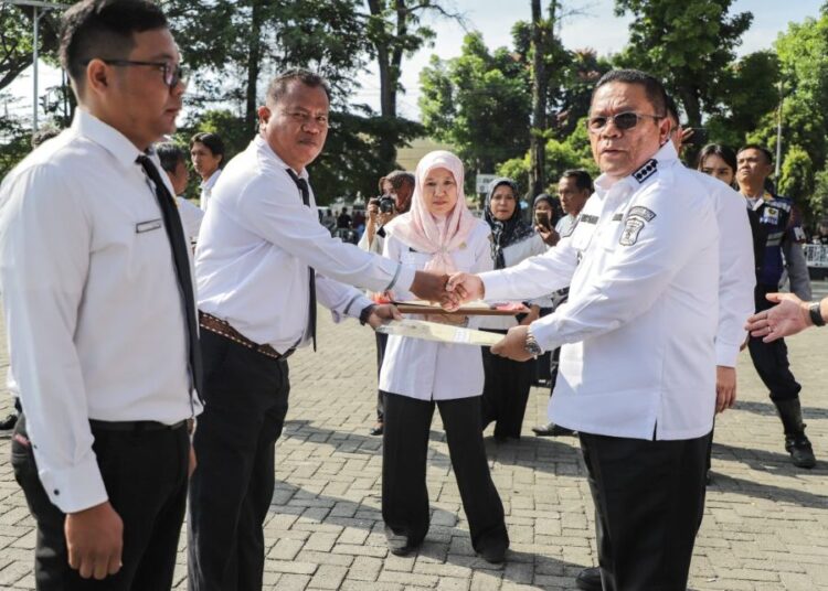 694 Pegawai Pemerintah dengan Perjanjian Kerja (PPPK) di lingkungan Pemerintah Kota (Pemko) Pematangsiantar resmi menerima Surat Keputusan (SK) Pengangkatan, di Lapangan Adam Malik pada Rabu, 26 Maret 2025.(Simantab/ist)