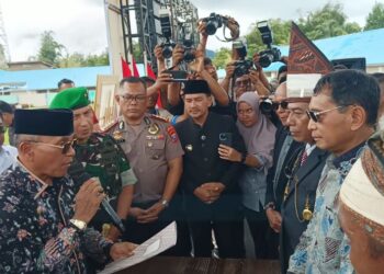 Bupati Simalungun Anton Achmad Saragih menerima simbol-simbol Tuan Rondahaim Saragih sebagai pahlawan nasional dari pihak keluarga.(Simantab/Putra Purba)