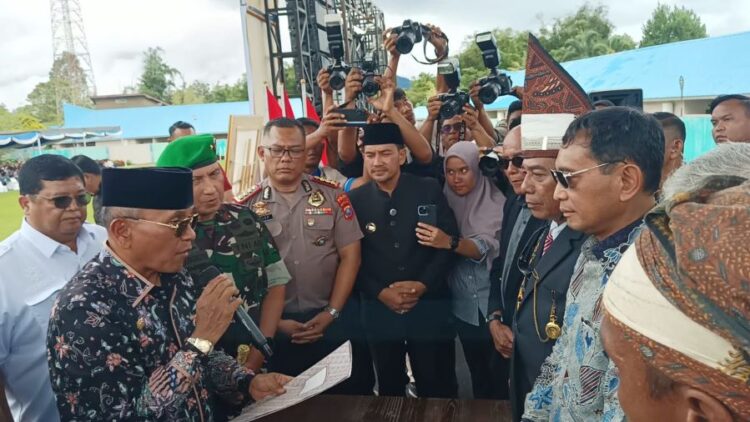 Bupati Simalungun Anton Achmad Saragih menerima simbol-simbol Tuan Rondahaim Saragih sebagai pahlawan nasional dari pihak keluarga.(Simantab/Putra Purba)