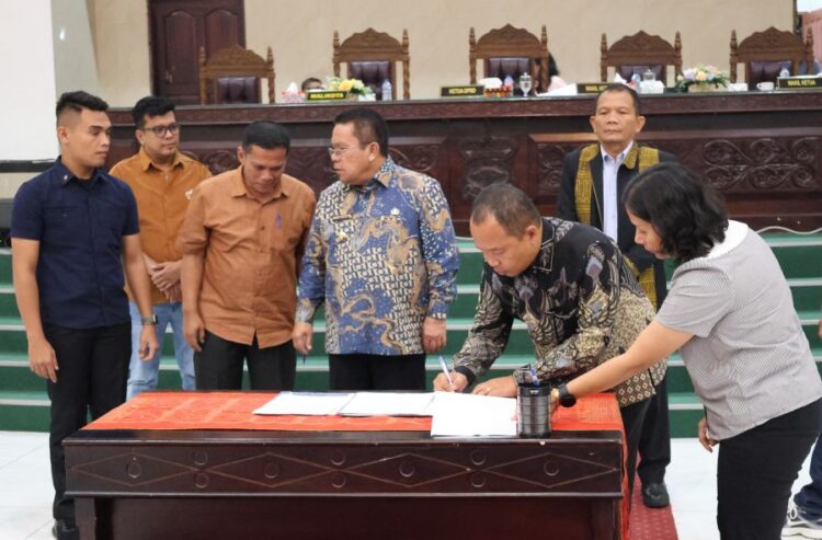 Ketua DPRD Kota Pematangsiantar, Timbul M Lingga menandatangani persetujuan APBD TA 2026 di Gedung Harungguan DPRD, Jalam Adam Malik, Kota Pematangsiantar. Sabtu (29/11/2025) malam. (Simantab/ist)