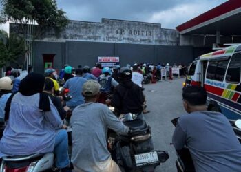 Antrean panjang kendaraan mengular di SPBU akibat kelangkaan BBM jenis pertalite, pertamax serta solar di SPBU 14211207 Jalan Sangnawaluh, Kelurahan Siopat Suhu, Kecamatan Siantar Timur, Kota Pematangsiantar.(Simantab/Putra Purba)