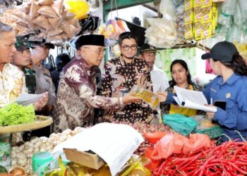 Bupati Simalungun Anton Saragih memantau harga-harga sembako di Pasar Tanah Jawa.(Simantab/ist)