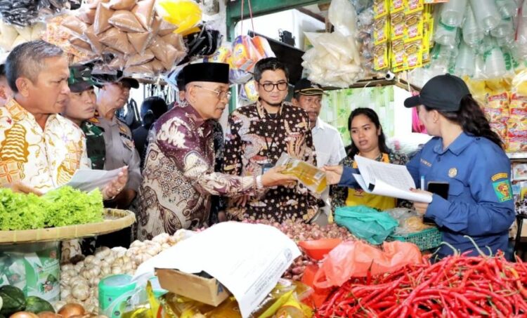 Bupati Simalungun Anton Saragih memantau harga-harga sembako di Pasar Tanah Jawa.(Simantab/ist)