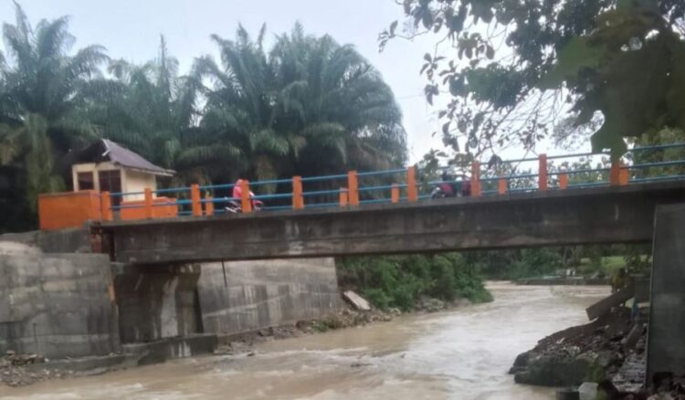 Kondisi jembatan Bah Hilang, Desa Dolok Hantaran, Huta Sidomulyo Tengah, Kecamatan Siantar, Kabupaten Simalungun penghubung tiga nagori yang telah rampung dibangun dengan pondasi dan struktur yang diperkuat.(Simantab/Putra Purba)