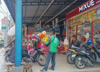 Pengemudi ojek online menunggu orderan di depan Suzuya Jalan Sutomo, Pematangsiantar.(Simantab/Putra Purba}