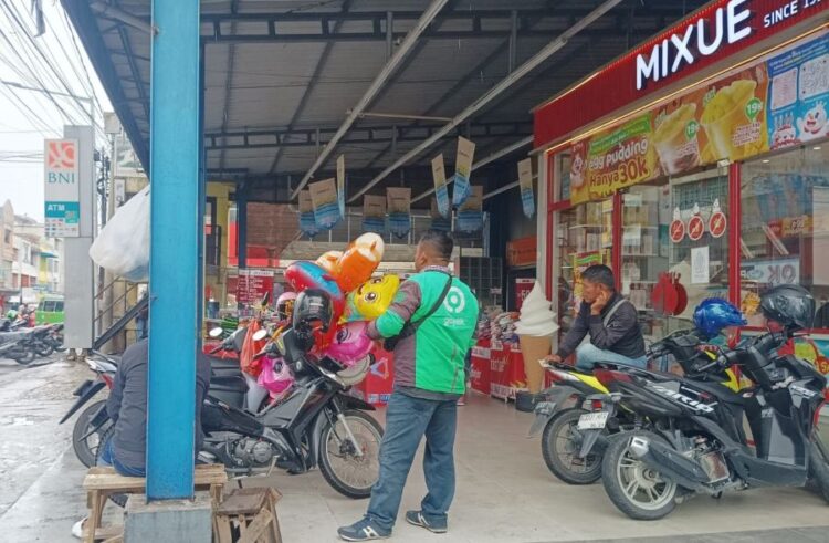 Pengemudi ojek online menunggu orderan di depan Suzuya Jalan Sutomo, Pematangsiantar.(Simantab/Putra Purba}