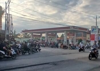 Antrean panjang sepeda motor sejak pagi di SPBU Jalan Medan.(Simantab/MDS)