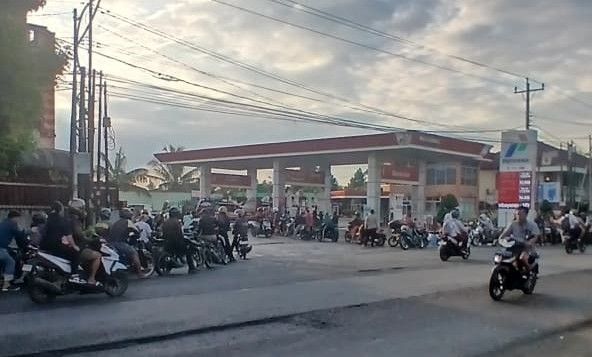 Antrean panjang sepeda motor sejak pagi di SPBU Jalan Medan.(Simantab/MDS)