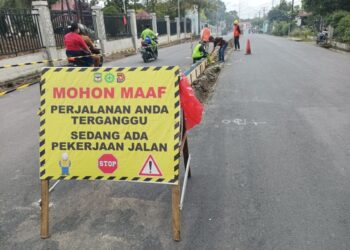Rambu peringatan dipasang di lokasi proyek rehabilitasi Jalan Pdt J Wismar Saragih sebagai bentuk pengamanan bagi pengguna jalan. Proyek ini dibiayai dari APBD Kota Pematangsiantar Tahun Anggaran 2025 dengan masa pelaksanaan 30 hari kalender.(Simantab/Putra Purba)