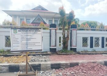 Papan informasi proyek Rekonstruksi Trotoar Jalan Adam Malik di depan gedung DPRD Kota Pematangsiantar di Jalan Adam Malik.(Simantab/Putra Purba)