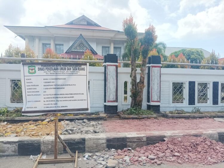Papan informasi proyek Rekonstruksi Trotoar Jalan Adam Malik di depan gedung DPRD Kota Pematangsiantar di Jalan Adam Malik.(Simantab/Putra Purba)