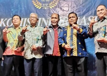 Kepala Dinas Komunikasi dan Informatika Kabupaten Simalungun, Andri Rahadian (paling kanan) menerima penghargaan Keterbukaan Informasi Publik.(Simantab/ist)