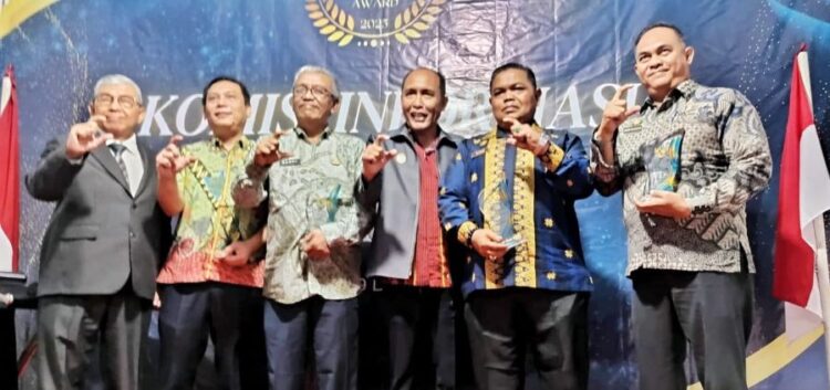 Kepala Dinas Komunikasi dan Informatika Kabupaten Simalungun, Andri Rahadian (paling kanan) menerima penghargaan Keterbukaan Informasi Publik.(Simantab/ist)