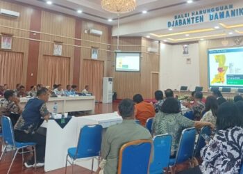 Kabid Tata Ruang PUTR Simalungun, Ronando Ferdiansyah Situngkir (pegang mic), saat pemaparan RDTR dan verifikasi batas wilayah secara menyeluruh di Aula Balei Harungguan Djabanten Damanik.(Simantab/Putra Purba)