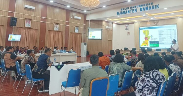 Kabid Tata Ruang PUTR Simalungun, Ronando Ferdiansyah Situngkir (pegang mic), saat pemaparan RDTR dan verifikasi batas wilayah secara menyeluruh di Aula Balei Harungguan Djabanten Damanik.(Simantab/Putra Purba)