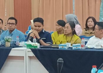 Sales Manager Pertamina Rayon III Medan, Vifki Leondo (pegang mic), mengakui adanya gangguan distribusi BBM yang terjadi sejak Jumat hingga Minggu beberapa hari lalu di wilayah Pematangsiantar-Simalungun.(Simantab/Putra Purba)