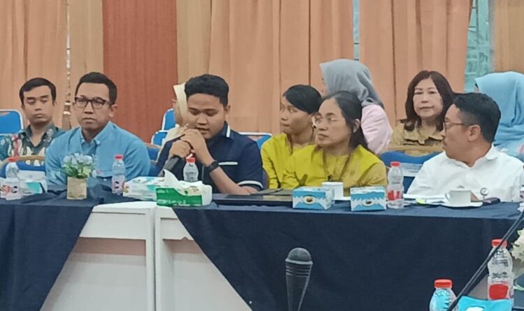 Sales Manager Pertamina Rayon III Medan, Vifki Leondo (pegang mic), mengakui adanya gangguan distribusi BBM yang terjadi sejak Jumat hingga Minggu beberapa hari lalu di wilayah Pematangsiantar-Simalungun.(Simantab/Putra Purba)