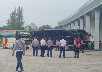 Petugas Dishub, Satpol PP, dan kepolisian terlihat berjaga mengatur arus bus dan penumpang di Terminal Tanjung Pinggir.(Simantab/Putra Purba)