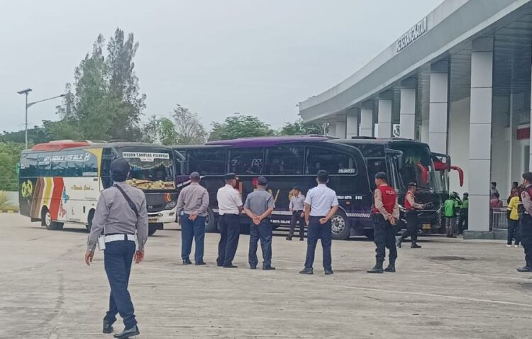 Petugas Dishub, Satpol PP, dan kepolisian terlihat berjaga mengatur arus bus dan penumpang di Terminal Tanjung Pinggir.(Simantab/Putra Purba)