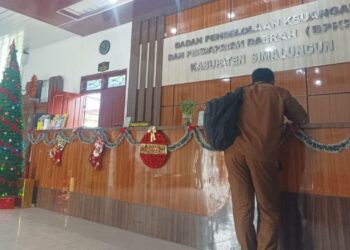 Warga melakukan pembayaran wajib pajak di kantor Badan Pengelolaan Keuangan dan Pajak Daerah (BPKPD) Kabupaten Simalungun.(Simantab/Putra Purba)