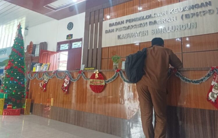 Warga melakukan pembayaran wajib pajak di kantor Badan Pengelolaan Keuangan dan Pajak Daerah (BPKPD) Kabupaten Simalungun.(Simantab/Putra Purba)