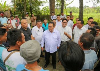 Wali Kota Wesly Silalahi saat melakukan kunjungan ke lokasi fasilitas pengolahan sampah, di belakang Terminal Tanjung Pinggir, Kelurahan Tanjung Tongah Kecamatan Siantar Martoba, Rabu (03/12/2025). (Simantab/Putra Purba)