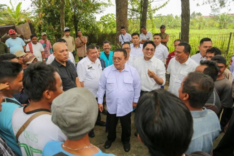 Wali Kota Wesly Silalahi saat melakukan kunjungan ke lokasi fasilitas pengolahan sampah, di belakang Terminal Tanjung Pinggir, Kelurahan Tanjung Tongah Kecamatan Siantar Martoba, Rabu (03/12/2025). (Simantab/Putra Purba)