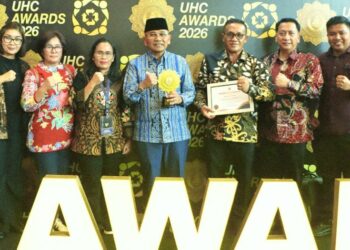 Bupati Simalungun dan sejumlah stafnya menerima penghargaan capaian UHC.(Simantab/ist)