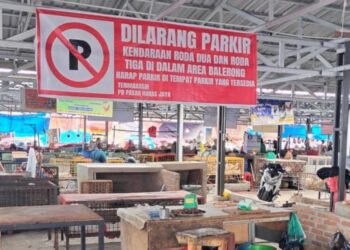 Spanduk larangan parkir kendaraan roda dua dan roda tiga terpasang di area Balerong eks Gedung 4 Pasar Horas, Pematangsiantar.(Simantab/Putra Purba)