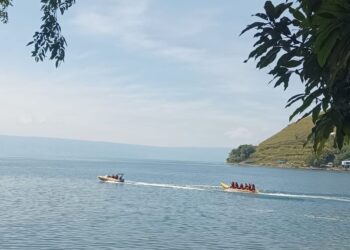Wahana air banana boat melintas di perairan Pantai Salbe Nauli, Dolok Pardamean. Kehadiran wisata air menambah daya tarik destinasi desa in.(Simantab/Putra Purba)