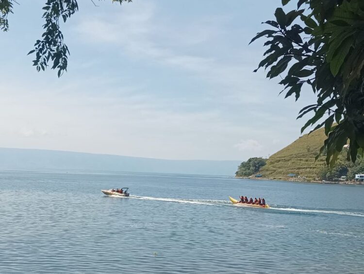 Wahana air banana boat melintas di perairan Pantai Salbe Nauli, Dolok Pardamean. Kehadiran wisata air menambah daya tarik destinasi desa in.(Simantab/Putra Purba)